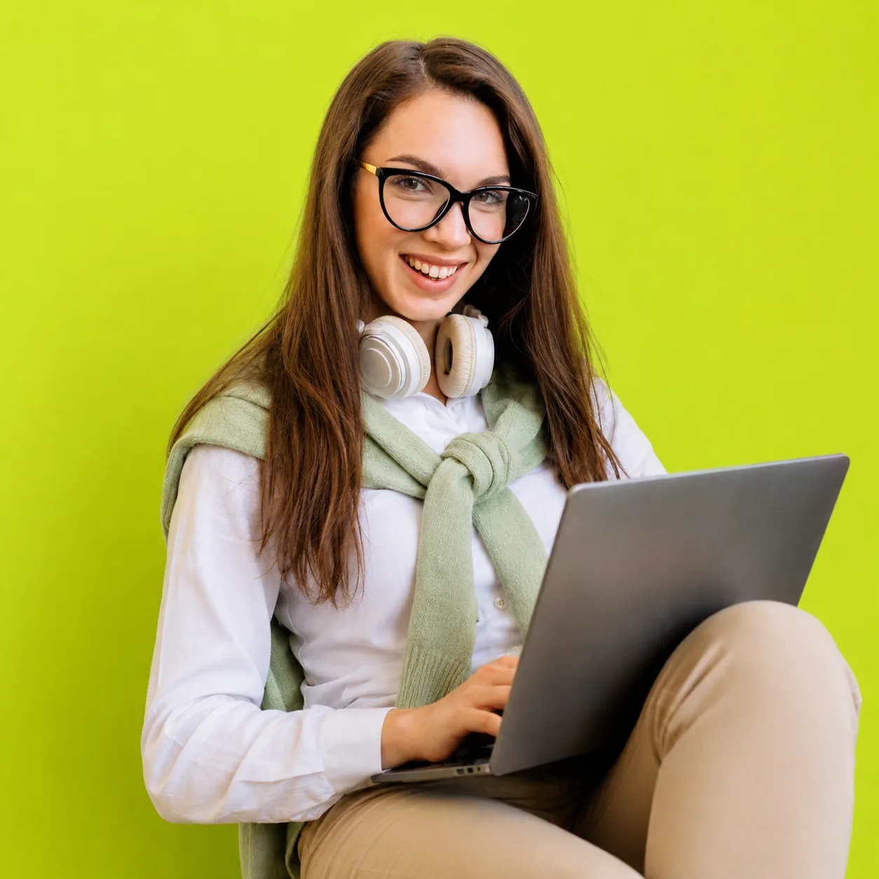Una freelancer trabajando con su laptop, sonriendo