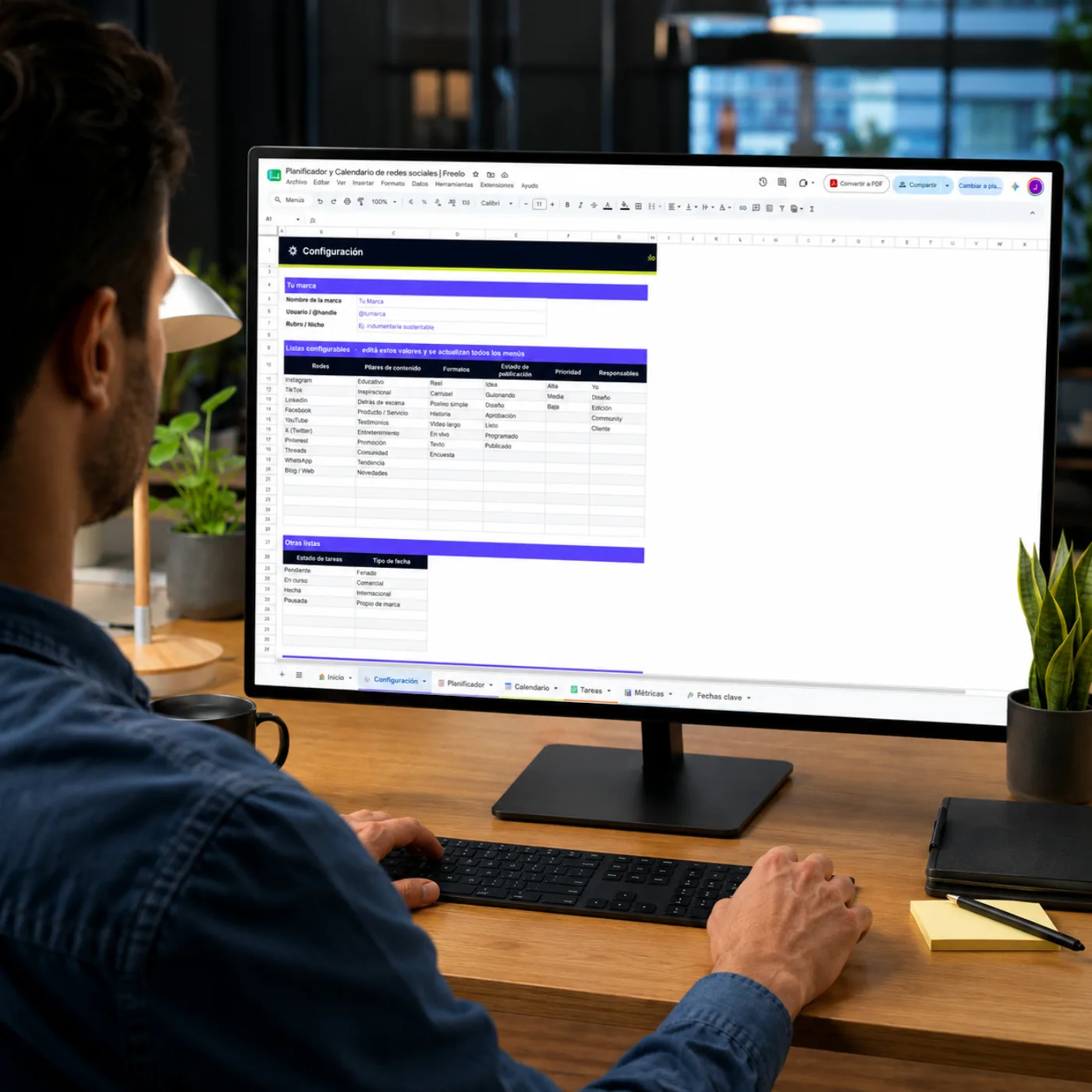 Planificador y Calendario de redes sociales de Freelo, abierto en pantalla